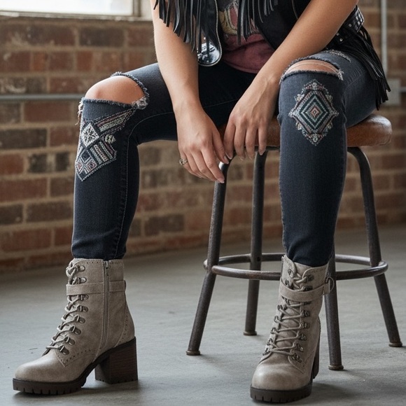 NIB Very G Donatella Vegan Leather Lace Up Moto Boots Booties Cream Grey - Picture 8 of 8